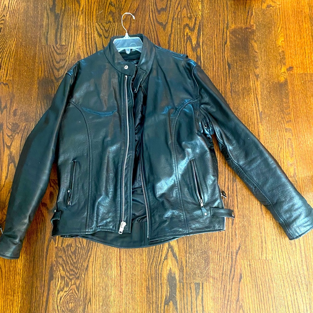 Men’s leather jacket with removable liner. Size 44.